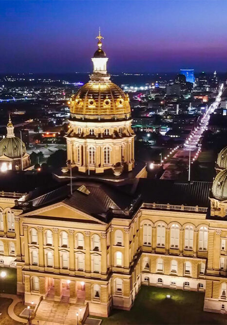 Des Moines Capitol Building lit up at night